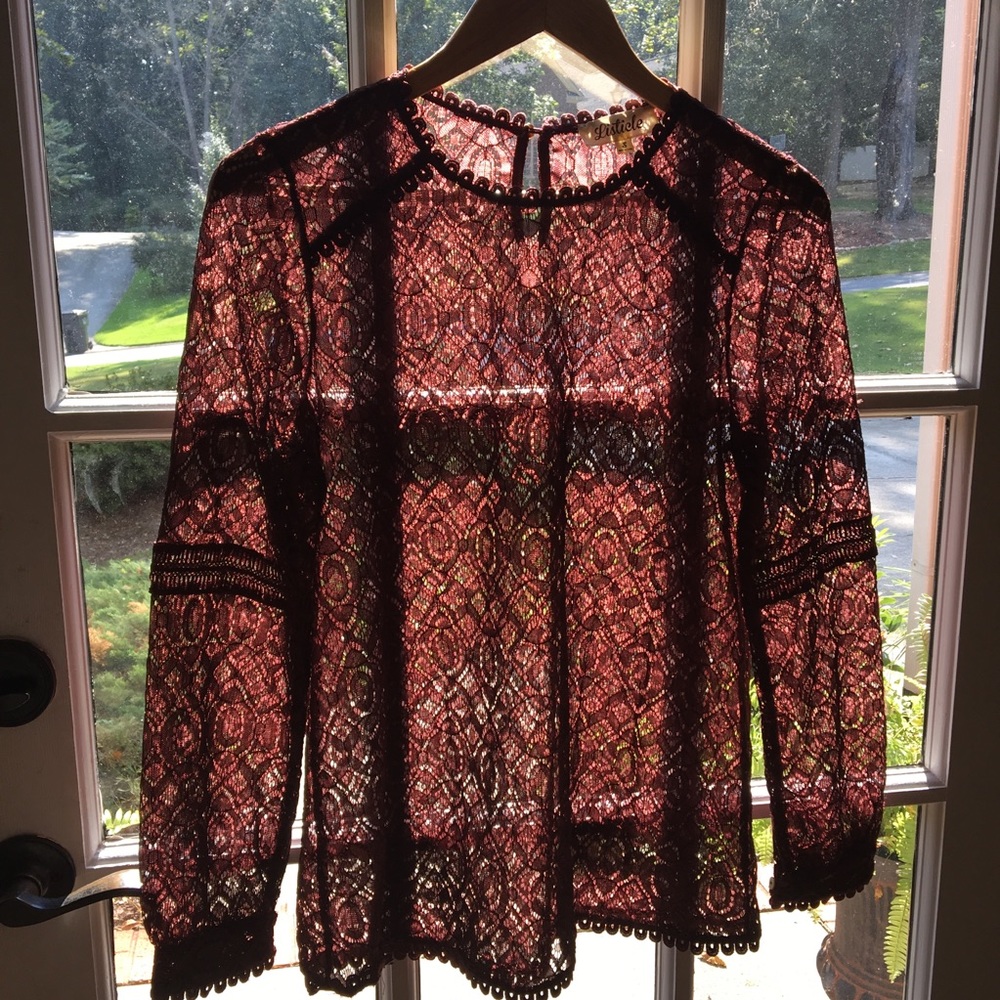 Francesca’s Listicle Top Size -S burgundy wine